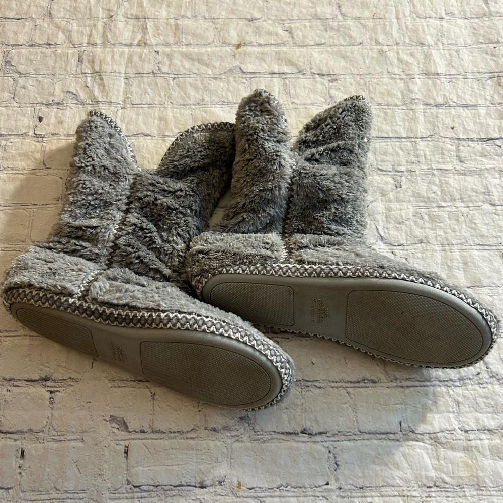 DEARFOAMS GREY SHAGGY FUZZY RUBBER SOLES BOOTIE SLIPPERS AZTEC TRIM WOMEN’S XL